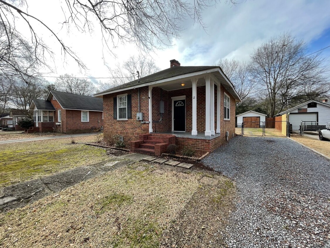 Primary Photo - Nice 1/1 House in Celanese- $995