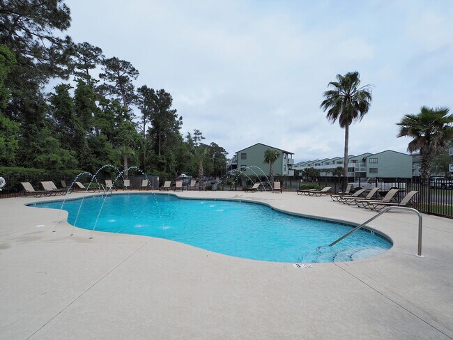 Building Photo - 2/2 Condo in Gated Community!