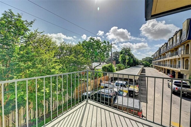Building Photo - 921 Marine Dr