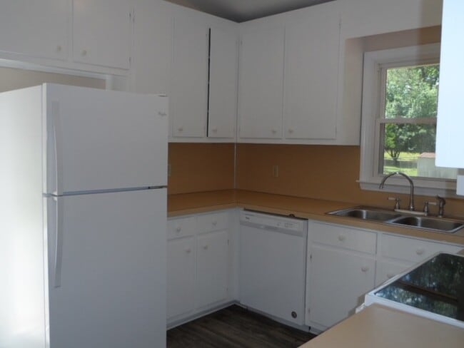 Building Photo - 419 Lakeview Rd