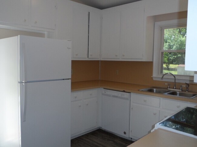 Foto del edificio - 419 Lakeview Rd