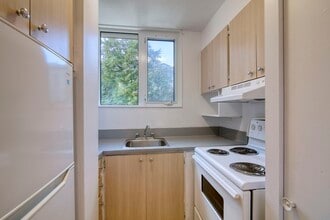 Building Photo - 1975 Maisonneuve Blvd W