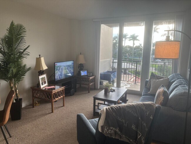 Foto del edificio - Get your Toes in the Sand at this Fully Furnished One Bedroom Beachfront Condo-Start October 1-2025