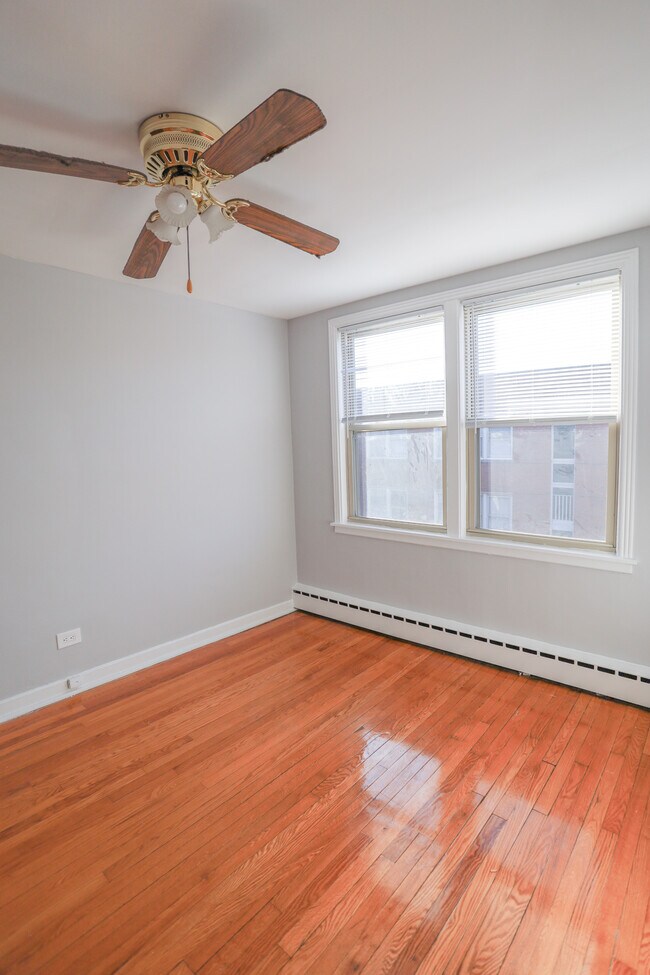 Foto del edificio - 2417 W Farragut Ave