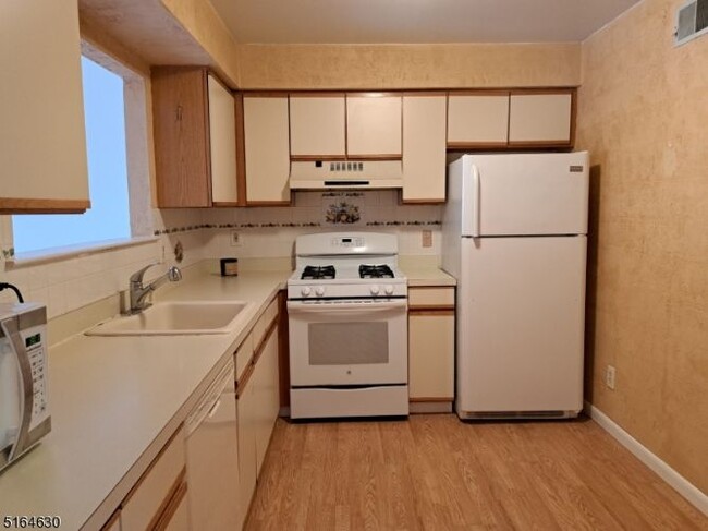 Building Photo - 18 Sparrow Cir