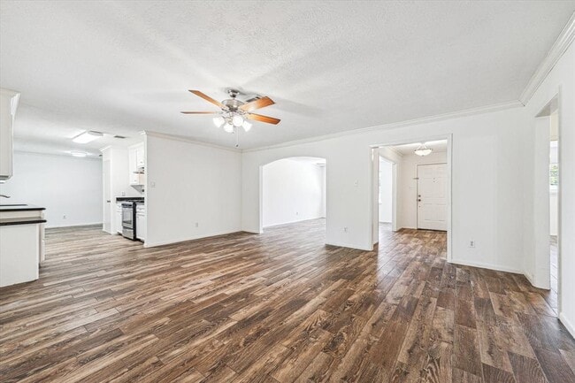 Building Photo - 8010 Braeburn Valley Dr