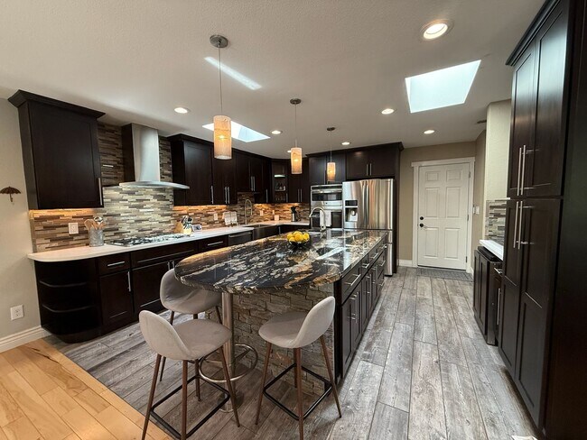 Building Photo - Beautiful 3 Bed 2.5 Bath Home in the Prune...