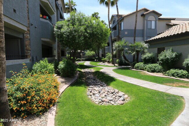 Building Photo - 2025 E Campbell Ave