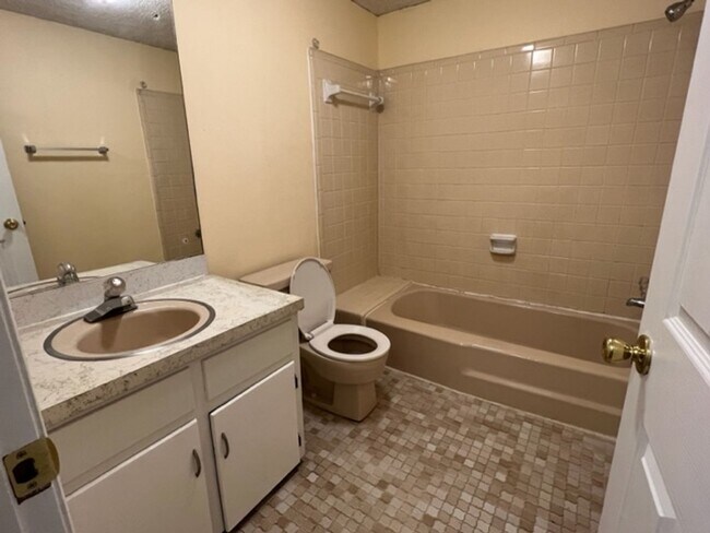 Foto del edificio - 1 bed 1 bath off W. Broad St