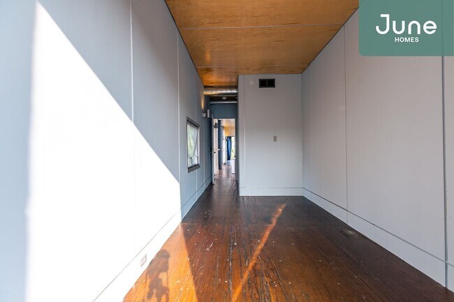 Building Photo - Full room in 6-bed/6.0-bath Home