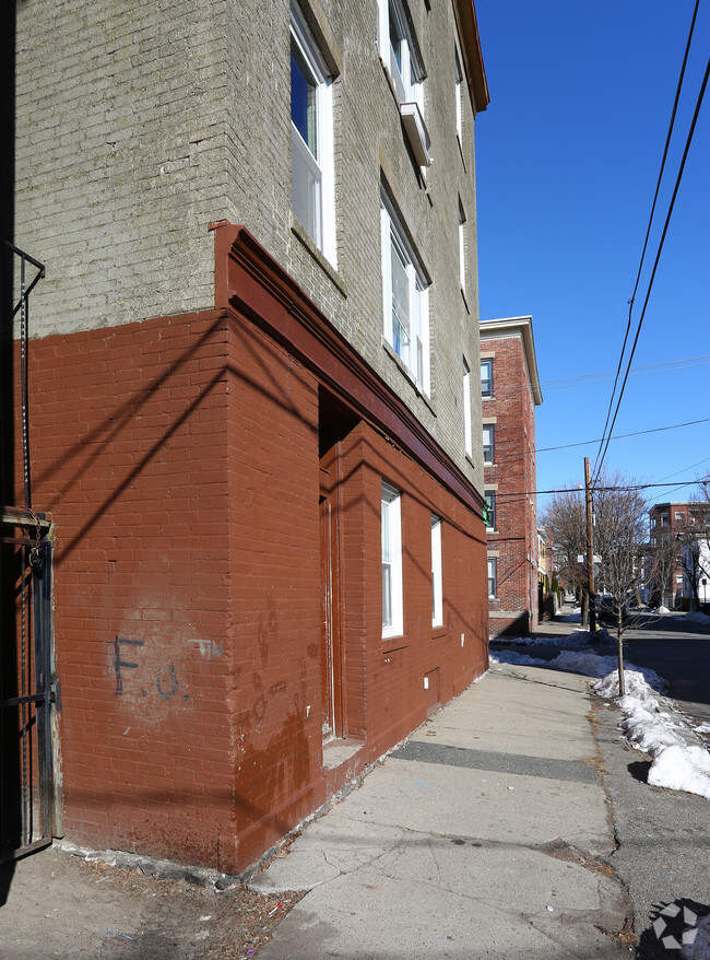Building Photo - 64 Palmer St