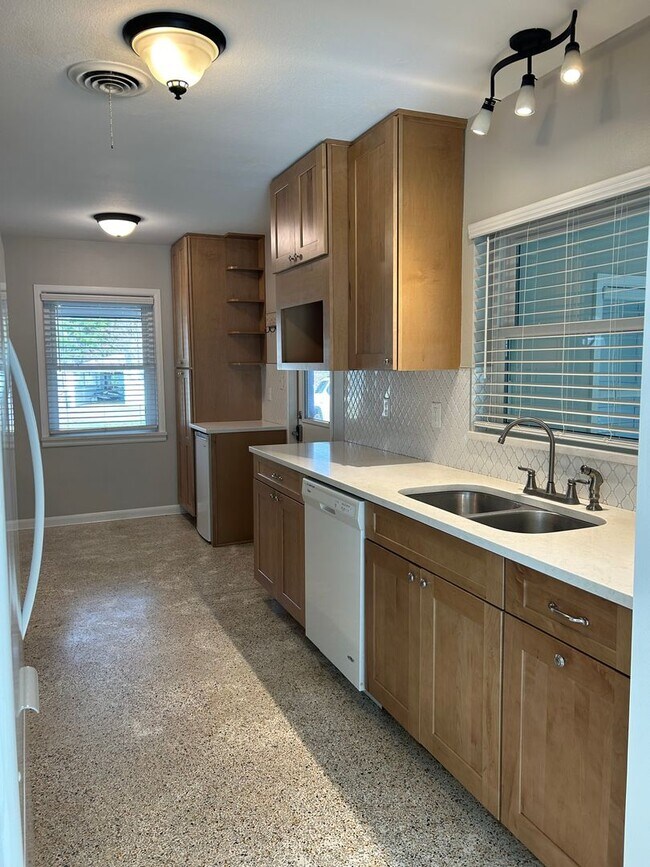 Foto del edificio - 3 Bedroom, 2 Bath Single Family Home in Eu...