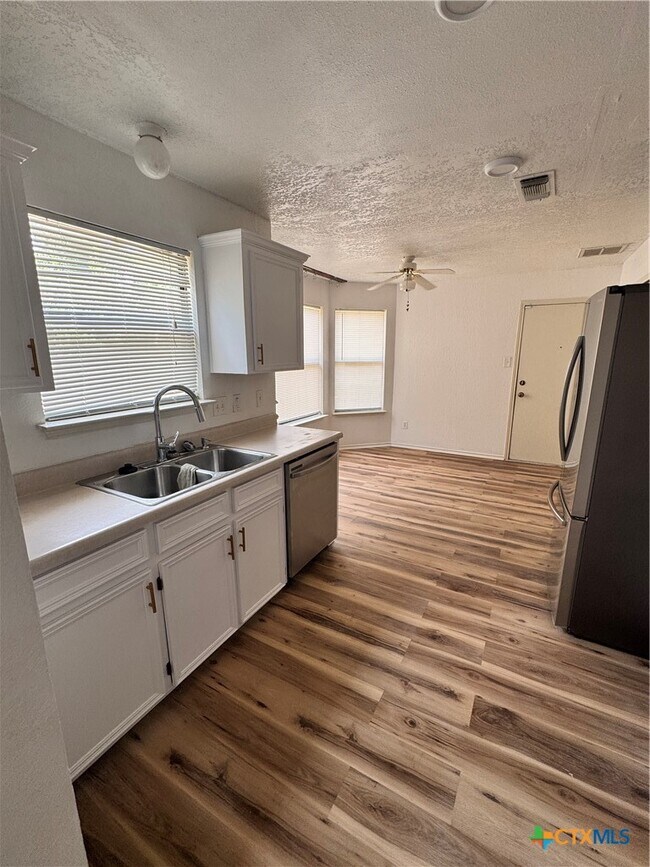 Building Photo - 2509 Schulze Dr