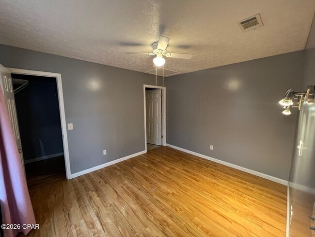 Foto del edificio - 5731 Pinetree Ave