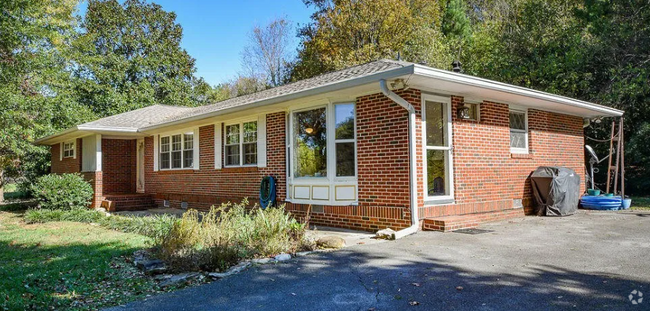 Building Photo - 2506 Elm Dr NE