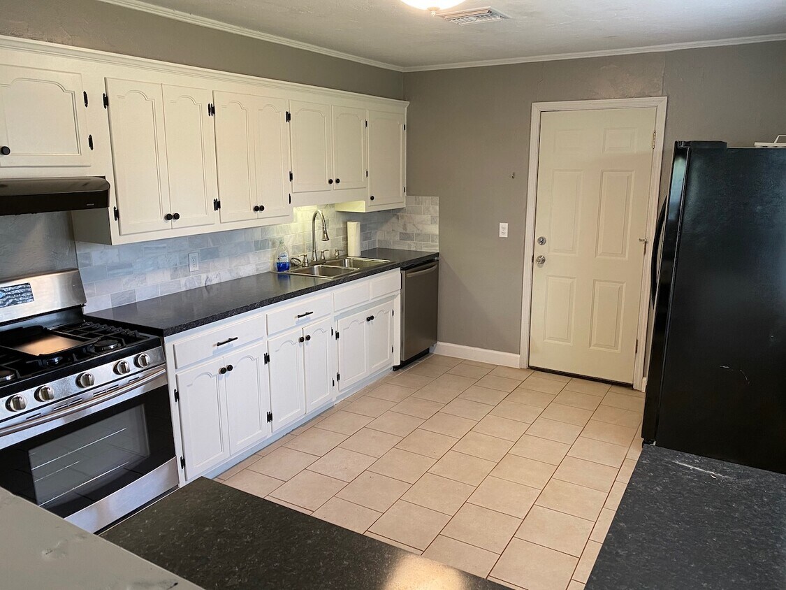 Stainless stove and dishwasher - 508 E Indian Dr