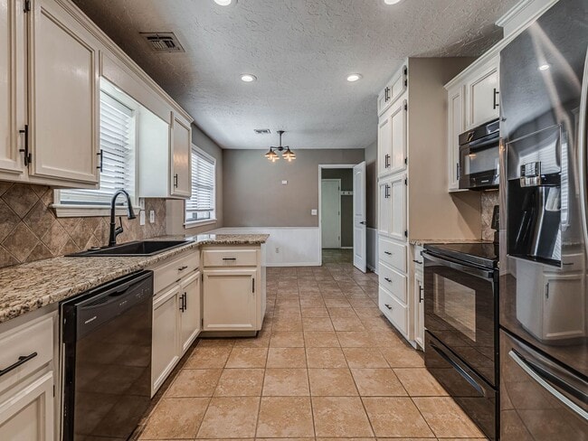 Building Photo - Beautiful 3 bedroom home in the heart of Coweta!