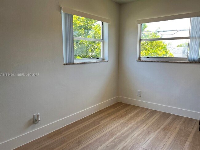 Foto del edificio - 270 NE 40th St