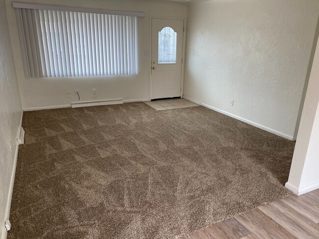 Building Photo - 3 Bedroom House!