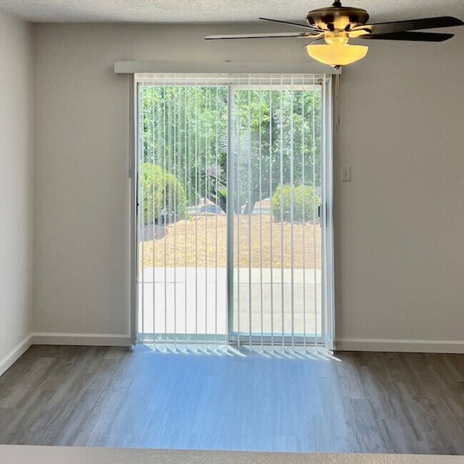 Building Photo - Beautiful 3 bed 2bath 2car garage with fre...