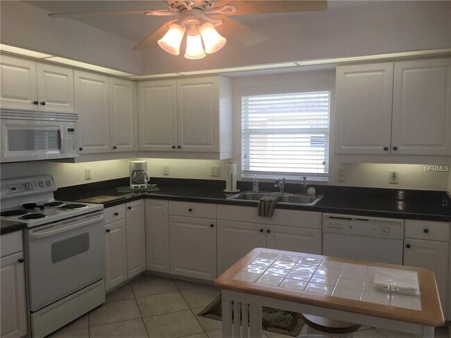 Building Photo - 5800 Sabal Trace Dr