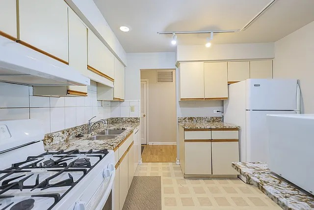 Building Photo - 5200 Carriage Way Dr