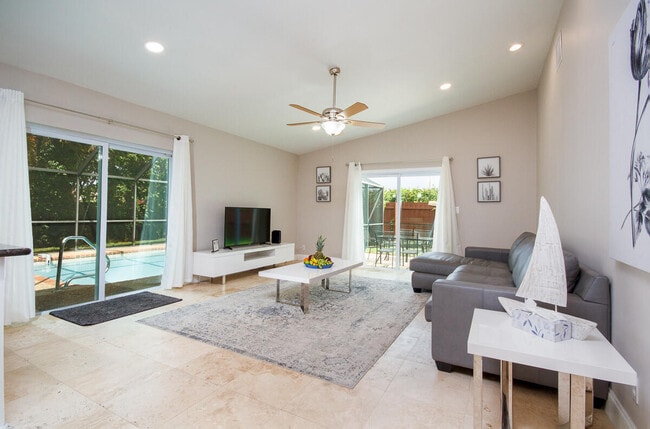 Building Photo - 7460 San Clemente Pl