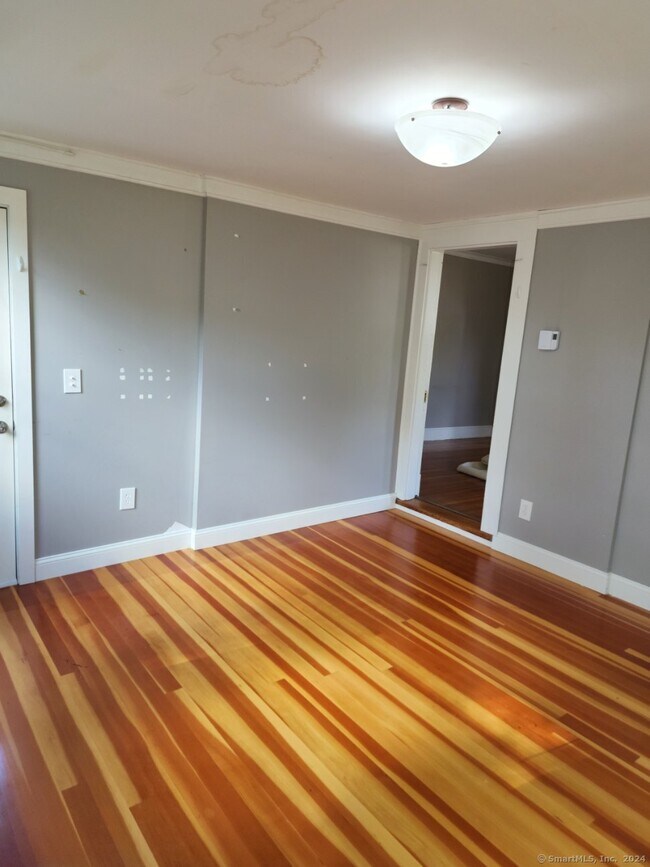 Foto del edificio - 221 Ridge Rd