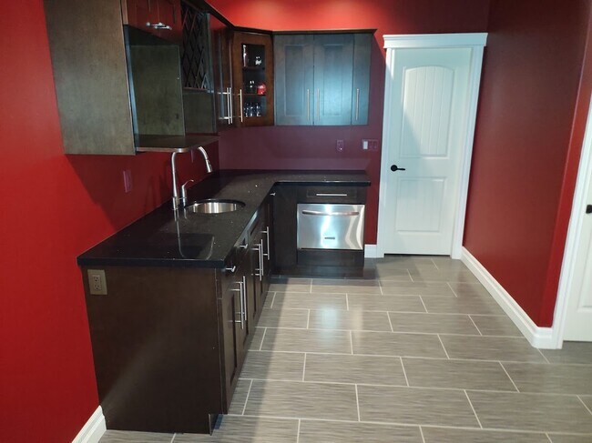 Building Photo - 1384 Feedham Ave