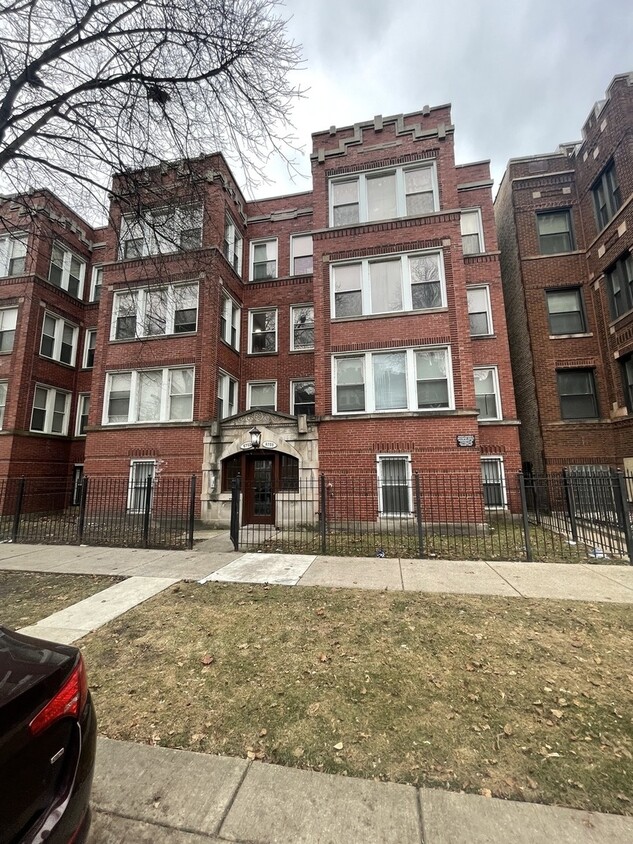 Primary Photo - 6750 S Clyde Ave