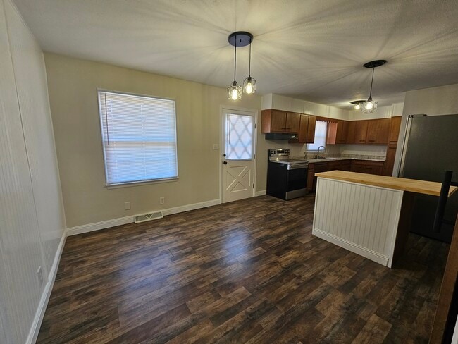 Building Photo - 167 Hill-N-Dale Dr