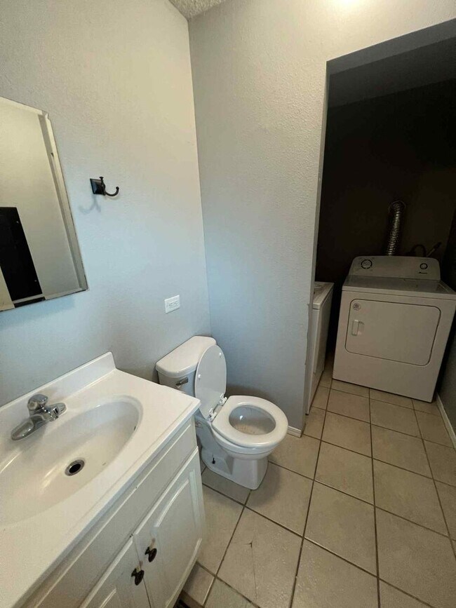 Foto del edificio - 6 MONTH LEASE OPTION: CUTE 3 BEDROOM / 2 B...