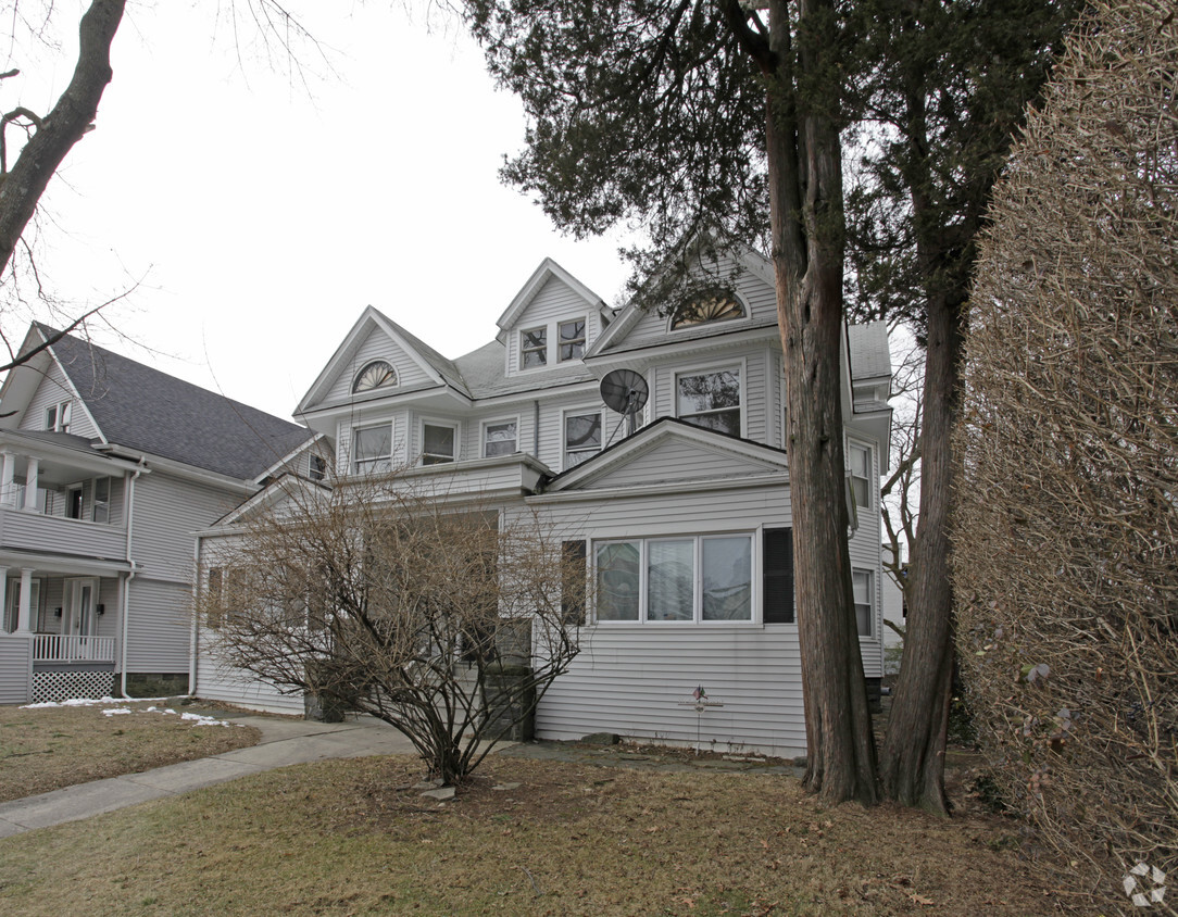 Building Photo - 1462 Summer St