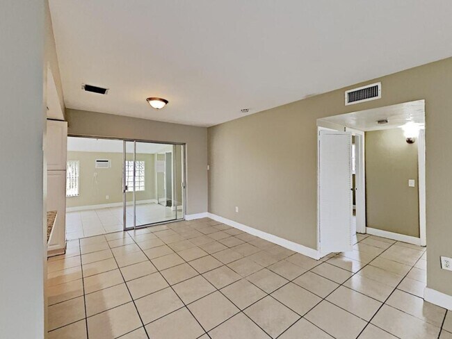 Foto del edificio - 1621 NE 56th St