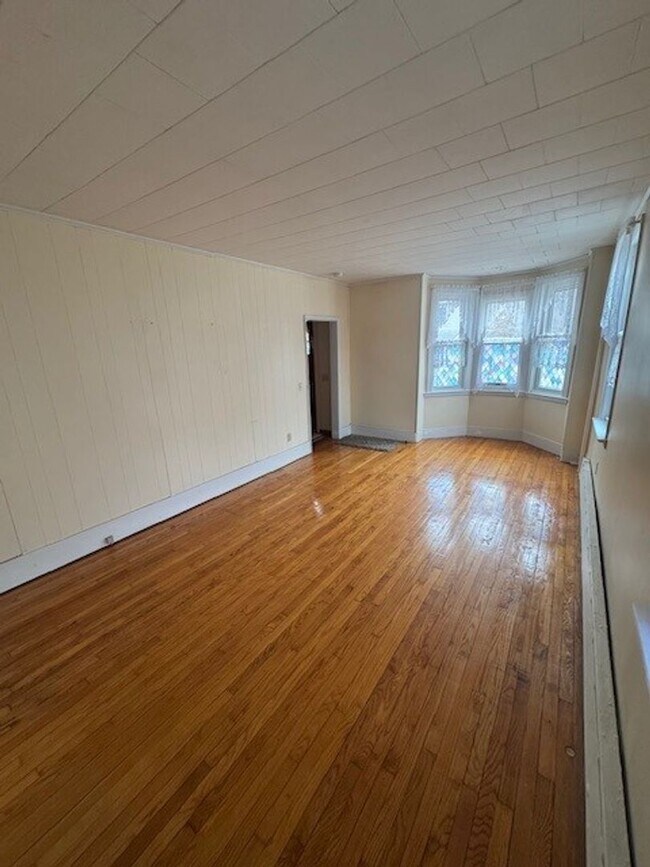 Building Photo - 2 bedroom 1 bathroom