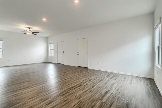 Foto del edificio - 7213 Tonka Ln