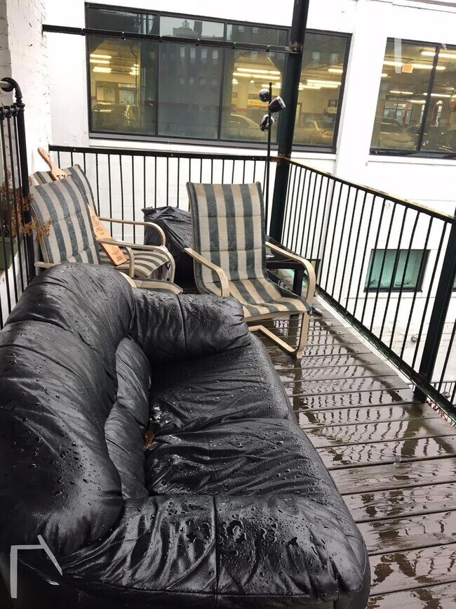 Building Photo - Unique and Unique Apt