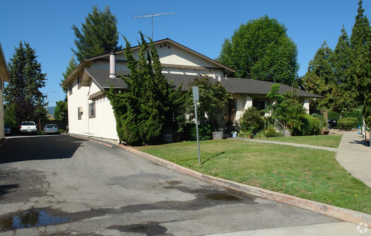 Building Photo - 948 Azure St