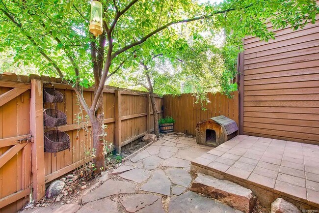 Building Photo - Beautiful townhouse in Gunbarrel with modern appliances, private master suite, vaulted ceilings, ...