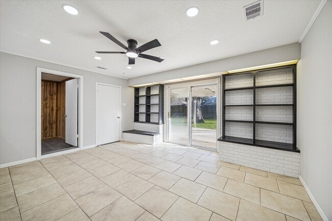 Building Photo - 1703 Raintree Dr