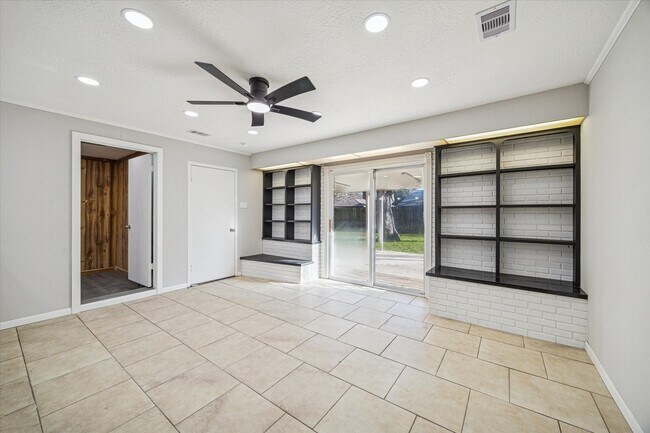 Foto del edificio - 1703 Raintree Dr