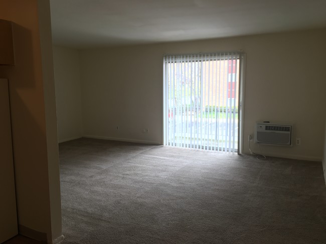 Living room - Newport Terrace Apartments