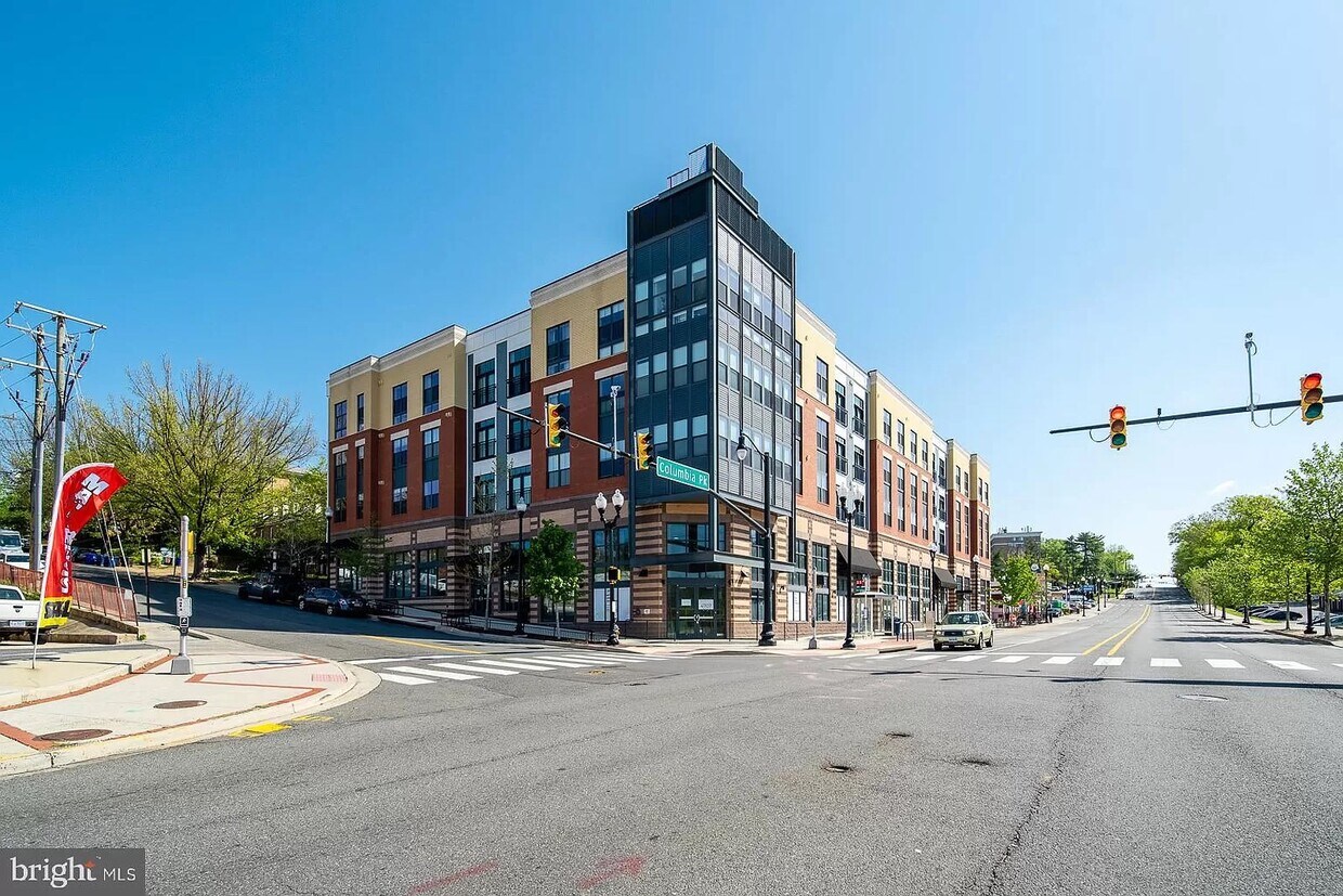 Pisos Trafalgar, en la esquina de Columbia Pike y S Buchanan St - 989 S Buchanan St