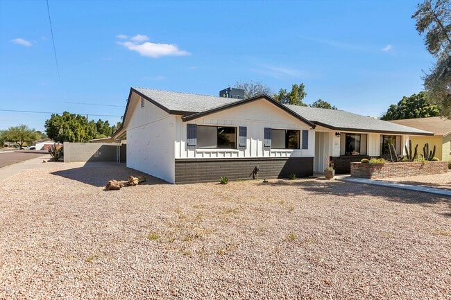 Building Photo - 1007 S Parkside Dr