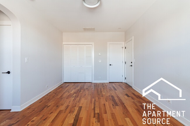 Building Photo - 648 W Wrightwood Ave