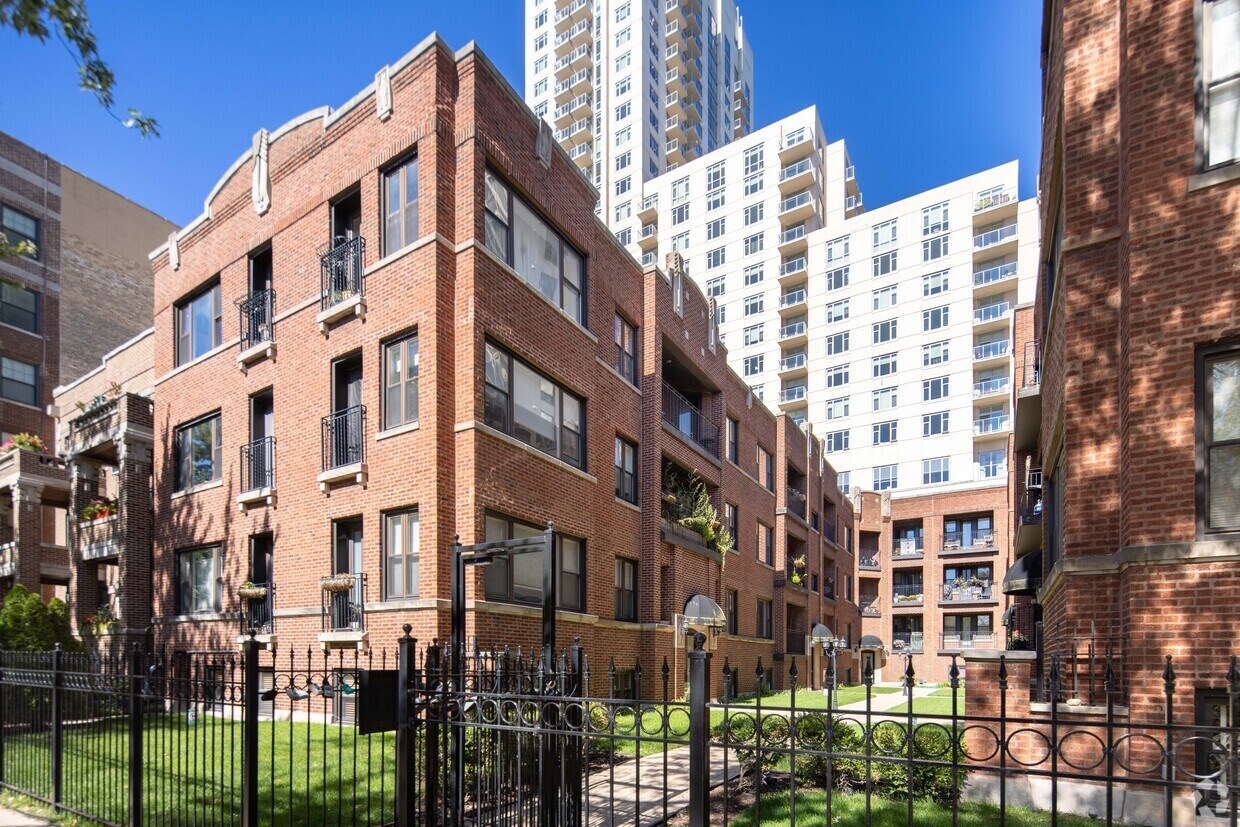 Primary Photo - Winona Courtyard