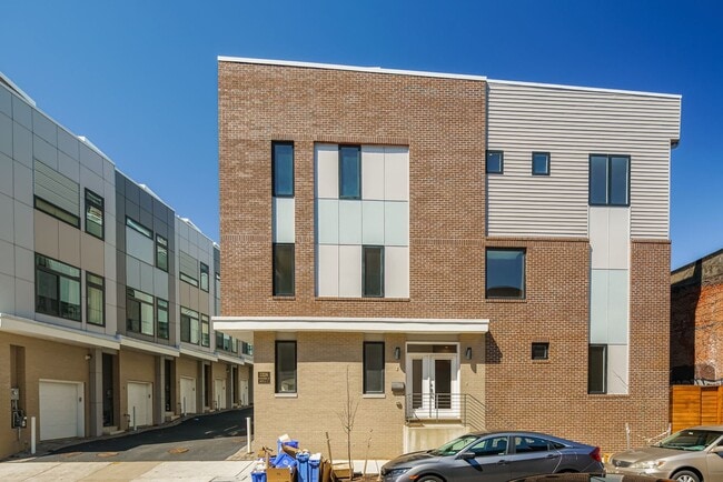 Foto del edificio - Stunning 4-Bedroom Townhouse with Garage and Rooftop Deck! Available late May!