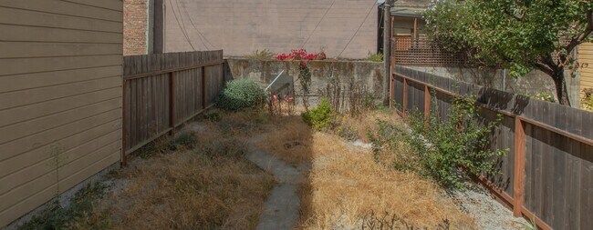 Patio trasero - 648-652 S Van Ness Ave