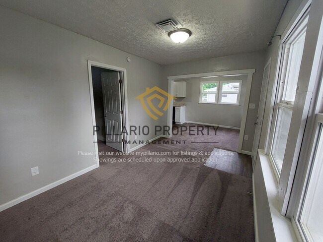 Building Photo - Charming East Side 2 Bedroom 1 Bathroom Av...