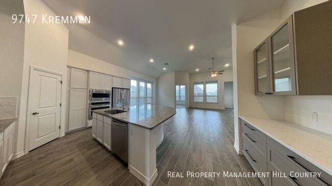 Building Photo - Balcones Creek home with bonus rooms!